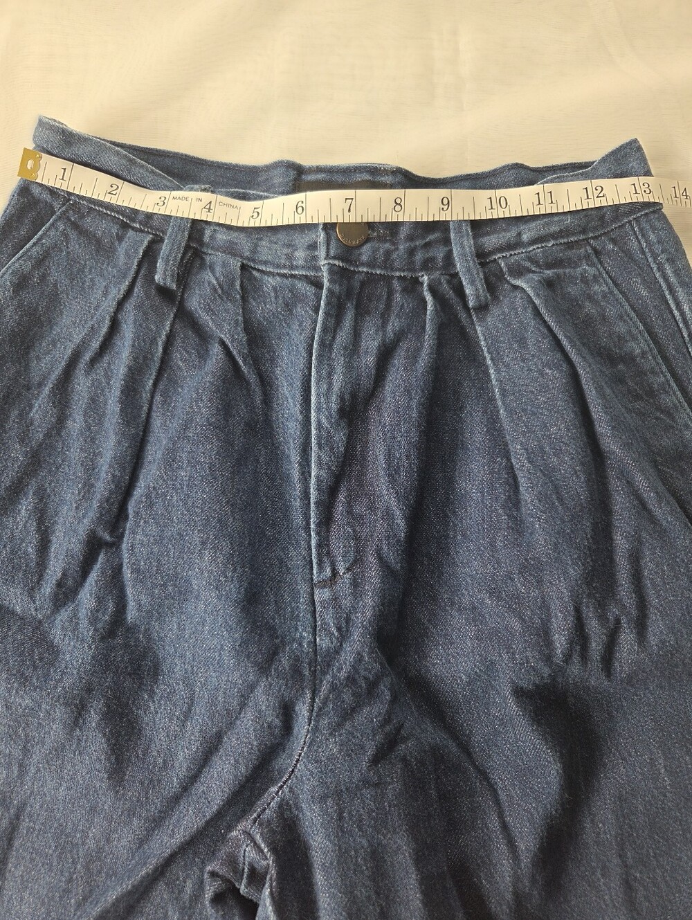Banana Republic‎ Pleated Denim Shorts in Dark Blue - Picture 6 of 8